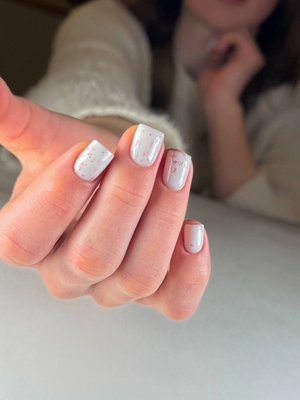 Красота в деталях: маникюр, педикюр, ламинирование ресниц и коррекция бровей — со скидкой до 40%!